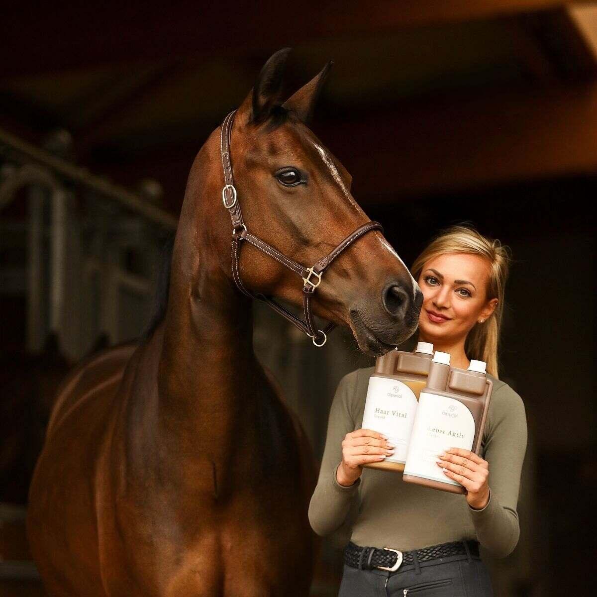 Fellwechselbundle flüssiges Pferdefutter zur Fellwechselunterstützung Anwendung am Pferd Alpurial