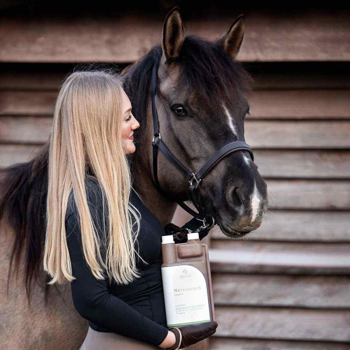 Nervenstark flüssiges Pferdefutter zur Nervenunterstützung Anwendung am Pferd Alpurial