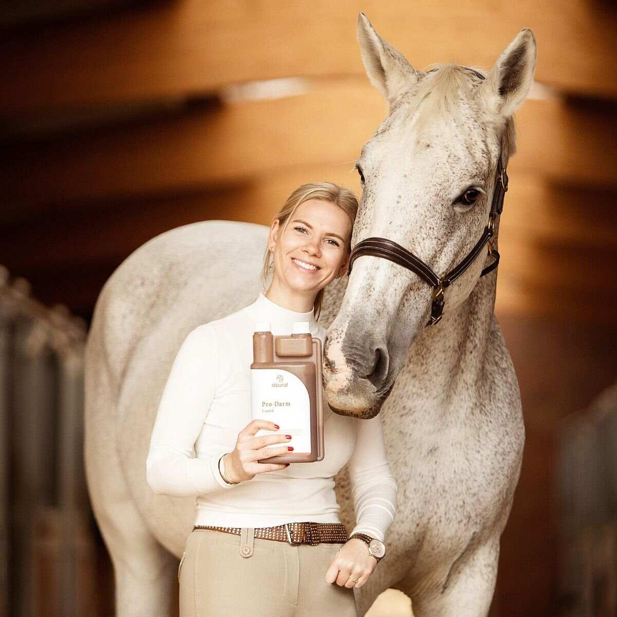 Pro Darm flüssiges Pferdefutter zur Darmunterstützung Anwendung am Pferd Alpurial