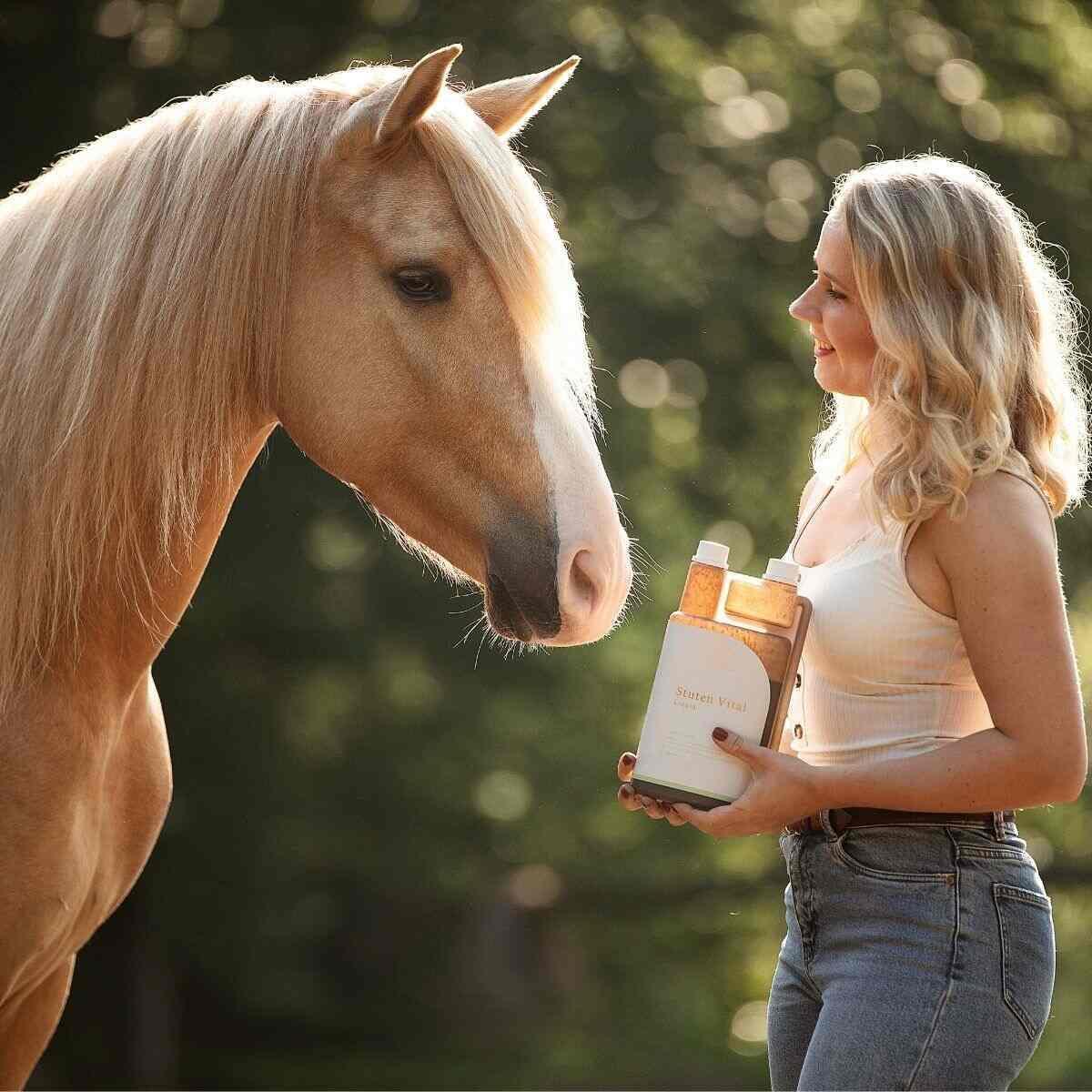 Stuten Vital flüssiges Pferdefutter zur Unterstützung von Stuten Anwendung am Pferd Alpurial