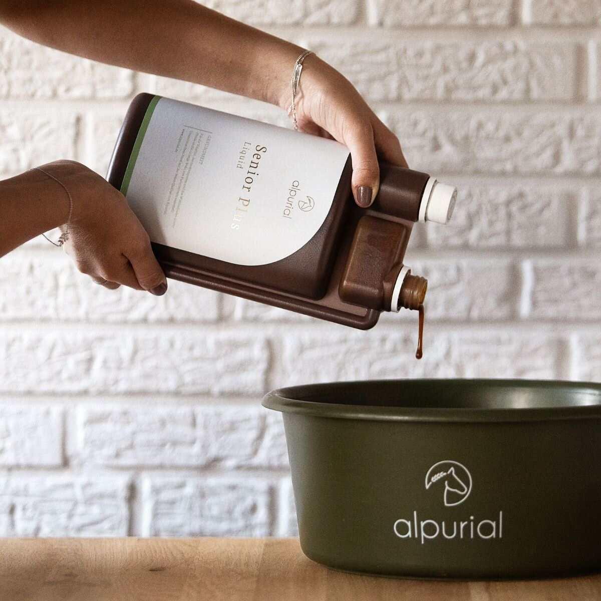 Senior Plus flüssiges Pferdefutter zur Seniorunterstützung Anwendung am Pferd Alpurial